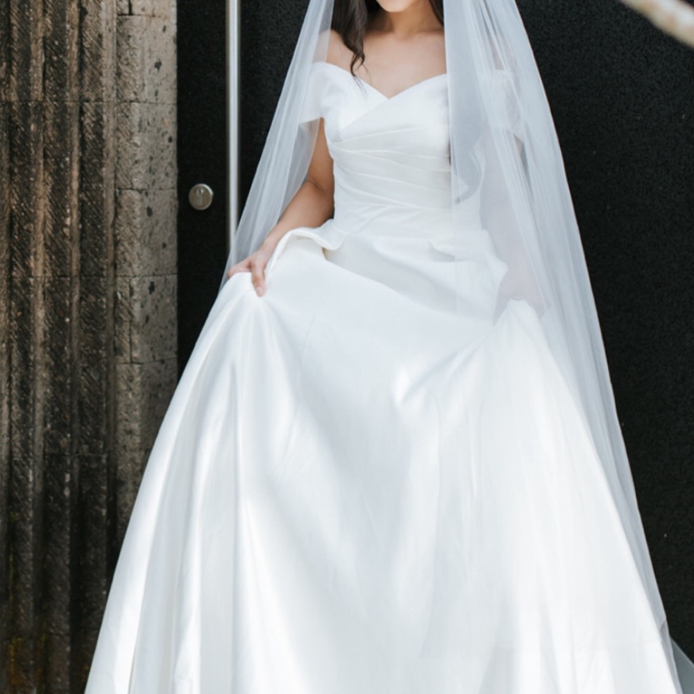 Elegant White Off-Shoulder Wedding Dress - Picture 3 of 5